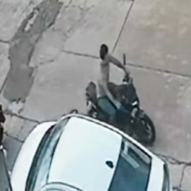 En poco tiempo, el hombre destrabó el volante y la prendió.